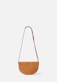 Braune Leder-Crossbody-Tasche in Halbmondform, mit glatter Textur, verstellbarem Tragegurt und geprägt in der Frontdetails der Marke.