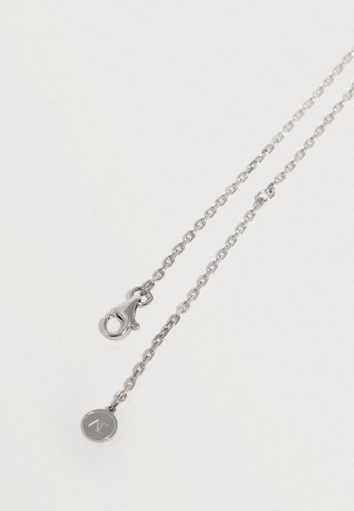 Ασημένιο μεταλλικό κολιέ με αλυσίδα, κούμπωμα αστακού και κυκλικό μενταγιόν με ανάγλυφο γράμμα. Λείο υλικό, μινιμαλιστικός σχεδιασμός.