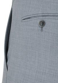 Jasnoszara tkanina o teksturowanym wykończeniu, z zapięciem na guzik oraz boczną kieszenią z klapką.