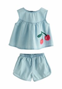 Ensemble en denim bleu clair comprenant un haut sans manches avec broderie de cerises et un short à taille élastique de couleur assortie.