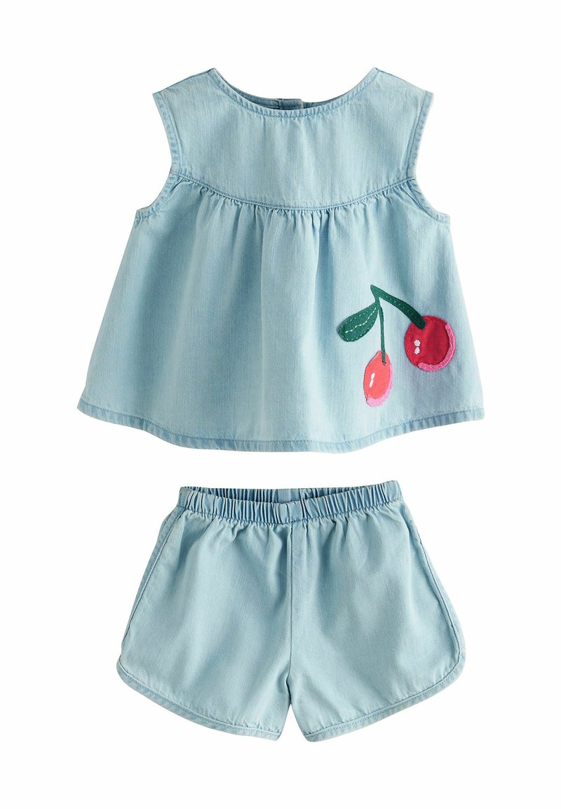 Ensemble en denim bleu clair comprenant un haut sans manches avec broderie de cerises et un short à taille élastique de couleur assortie.