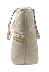 Borsa in pelle crema con trapuntatura a diamante e borchie dorate. Presenta una tasca con zip con strisce gialle e blu e una tracolla removibile.