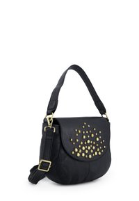 Zwarte leren schoudertas met een gebogen vorm, voorzien van gouden studs aan de voorkant, een afneembare strap en een omgevouwen flap.