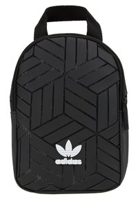 Svart ryggsäck med ett geometriskt mönster, tillverkad av ett texturerat material. Har ett handtag upptill och en vit logotyp längst ner. Stängs med dragkedja.