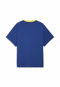 Blå bomulds T-shirt med kortærmet design og rund halsudskæring. Kraven har en kontrasterende gul kant.