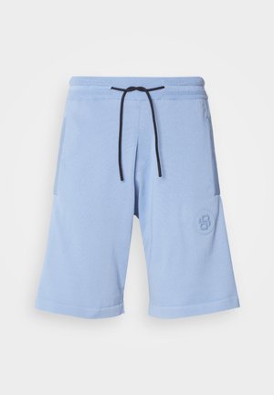 Helle blaue Shorts aus einem weichen Stoff. Verfügt über einen elastischen Bund mit einem schwarzen Kordelzug und einem Logo-Akzent an der Seitentasche.