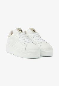Weiße Ledersneaker mit einer Plateausohle, runder Spitze, weißen Schnürsenkeln und einem strukturierten Rückenelement. Markenlogo auf der Zunge.