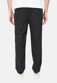 Pantaloni neri con taglio dritto, caratterizzati da una texture liscia, due tasche posteriori e chiusura a bottone. Finitura con leggere pieghe.
