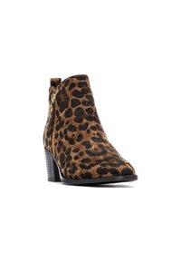 Botines con estampado de leopardo, hechos de un suave y texturizado pelo sintético marrón, con cremallera lateral y tacón ancho. Contornos elegantes y diseño de punta afilada.