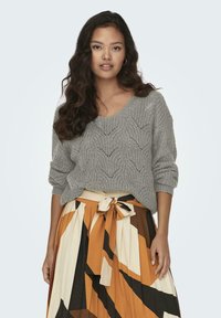 JDY BADUT L/S  VNECK STRUC GLITT - Maglione - grau