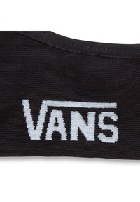 Zwarte stof met een geborduurd wit "VANS" logo en een rechthoekige omtrek boven de tekst. Close-up uitzicht dat de textuur en het ontwerp benadrukt.