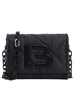 Czarna pikowana torebka na ramię z dużym wypukłym logo "LB" na przodzie i masywnym czarnym łańcuszkiem jako paskiem.