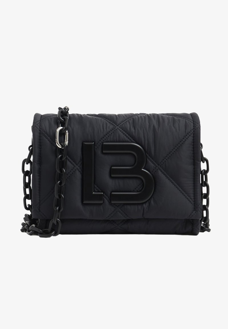 Sort quiltet crossbody-taske med stort fremhævet "LB"-logo foran og kraftig sort kæde som rem.