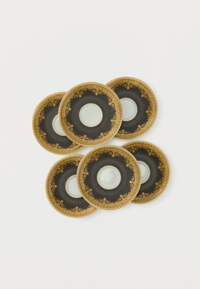 Πέντε στοιβαγμένα μαύρα και χρυσά διακοσμητικά κεραμικά πιατάκια με λευκό κέντρο σε απλό λευκό φόντο.
