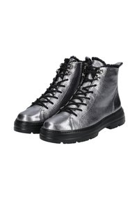 Metallisch silberne Leder-Stiefeletten mit schwarzen Schnürsenkeln, strukturiertem Finish, gepolstertem Kragen, Gummisohle und seitlichem Reißverschluss.