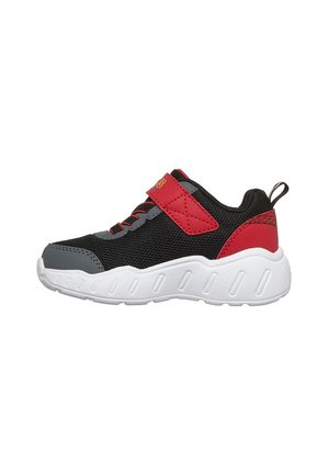 Schwarzer und roter Kindersneaker mit weißer klobiger Sohle, rotem Klettverschluss und Zuglasche hinten.