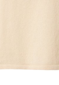 Hellbeige gestrickter Stoff mit feiner Rippstruktur, der eine glatte Oberflächenbeschaffenheit und einen sauberen Saum an der Unterseite aufweist.
