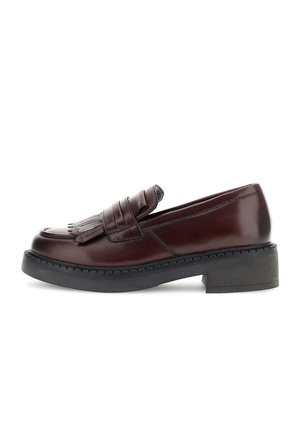 Bordeaux leren loafer met een ronde neus, franjes en een zwarte chunky hak. De stiksels zijn zichtbaar langs de rand van de zool.