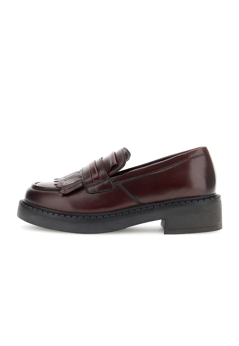 Loafers din piele bordou cu vârf rotunjit, detalii din franjuri și toc gros negru. Cusăturile sunt vizibile de-a lungul marginii tălpii.
