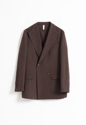 Blazer marrón oscuro de doble botonadura con solapas de muesca, cuatro botones delanteros, dos bolsillos con solapa y un bolsillo en el pecho sobre fondo blanco.