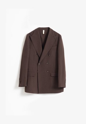 Blazer marrón oscuro de doble botonadura con solapas de muesca, cuatro botones delanteros, dos bolsillos con solapa y un bolsillo en el pecho sobre fondo blanco.