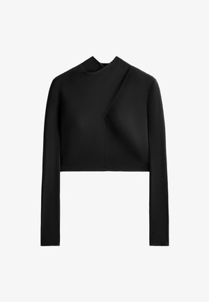 Crop top lungo nero a maniche lunghe con collo alto e design asimmetrico. Texture liscia e opaca con dettagli di cucitura minimi.