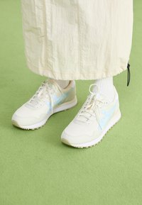TIGER RUNNER II - Sportbačiai - cream/light blue