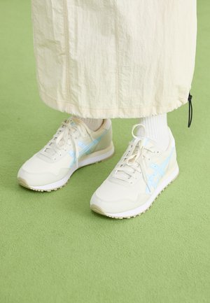 TIGER RUNNER II - Športni copati - cream/light blue