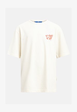 Λευκή βαμβακερή μπλούζα με κοντά μανίκια. Διαθέτει μία μικρή κόκκινη γραφική επιγραφή "NO HEART NO ART" στην αριστερή πλευρά του στήθους. Στρογγυλή λαιμόκοψη.