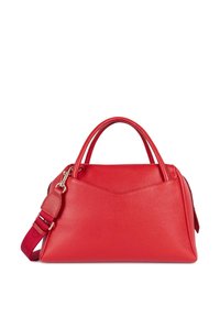 Borsa a spalla in pelle rossa con doppio manico superiore, tracolla removibile e forma strutturata. Presenta una superficie testurizzata e una cucitura angolata sulla parte superiore.