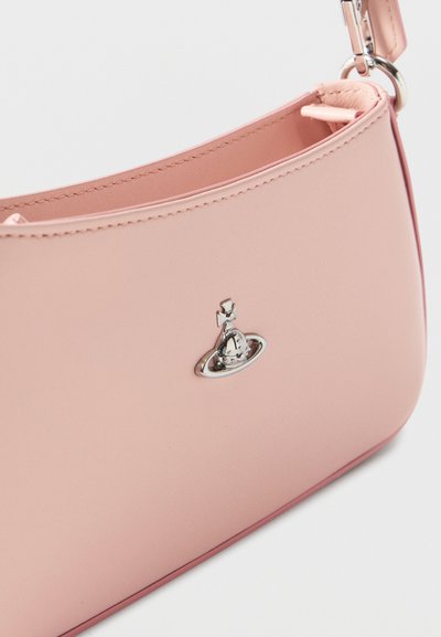 Τσάντα χειρός από ροζ δέρμα με ασημένιο λογότυπο σφαίρας και μικρό σημείο σύνδεσης λουριού σε λευκό φόντο.