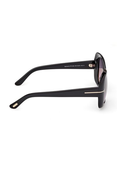 Lunettes de soleil noires surdimensionnées avec montures épaisses et verres dégradés foncés, vues de profil sur un fond blanc.