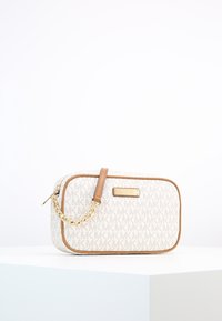 Borsa in tessuto beige con rifiniture in pelle marrone chiaro, tracolla in catena dorata e placca con logo dorato. Presenta una forma rettangolare e un motivo sottile.