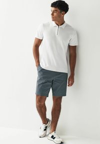 Next STRAIGHT FIT STRETCH CHINO - Šortai - pale blue
