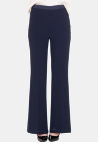 Pantaloni a gamba larga blu navy con una texture liscia e una vita piatta. Presentano un design pulito e una leggera svasatura sul fondo.