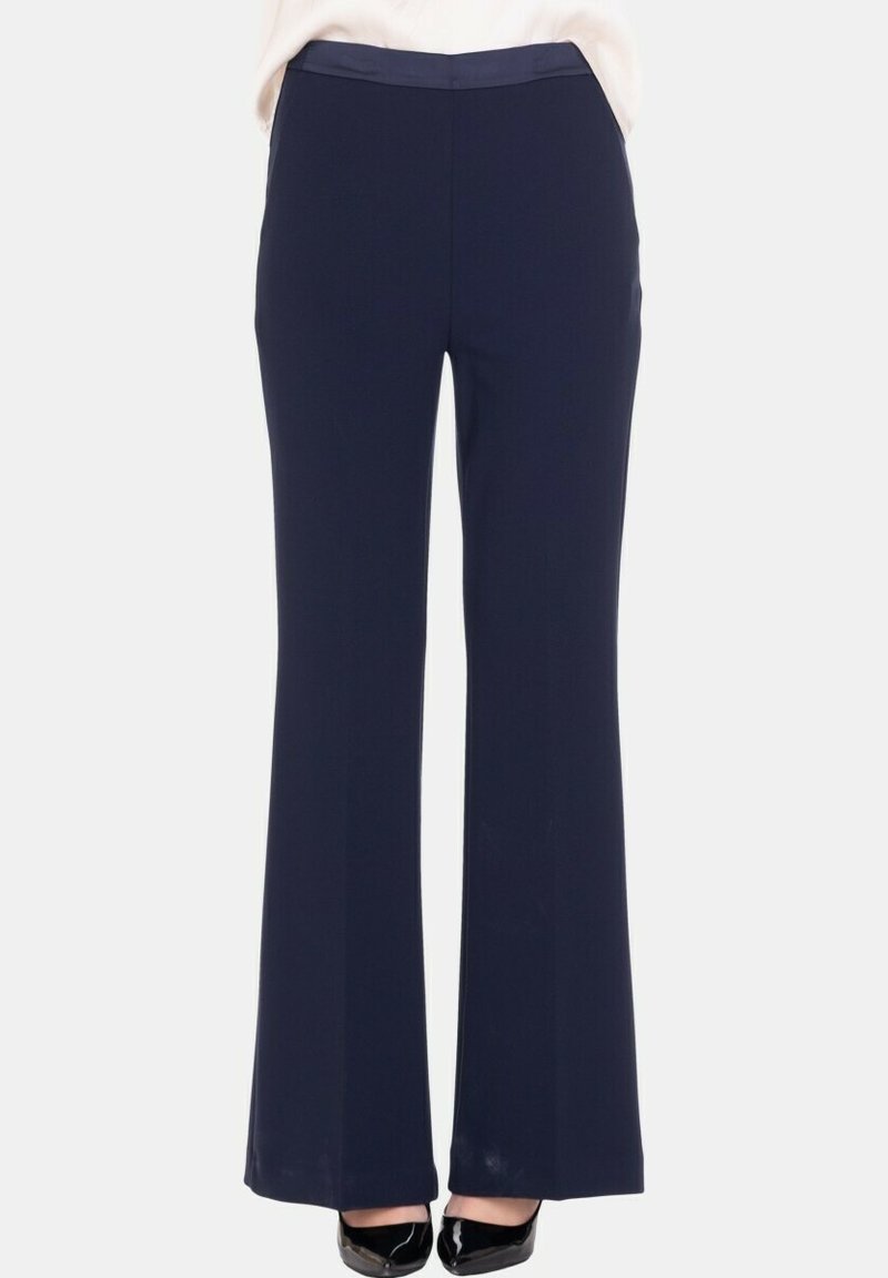 Pantaloni a gamba larga blu navy con una texture liscia e una vita piatta. Presentano un design pulito e una leggera svasatura sul fondo.