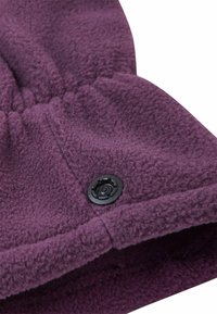 Lila Fleece-Stoff mit weicher Textur, ausgestattet mit einem schwarzen runden Knopf zum Schließen und einem leicht gerafften oberen Rand.