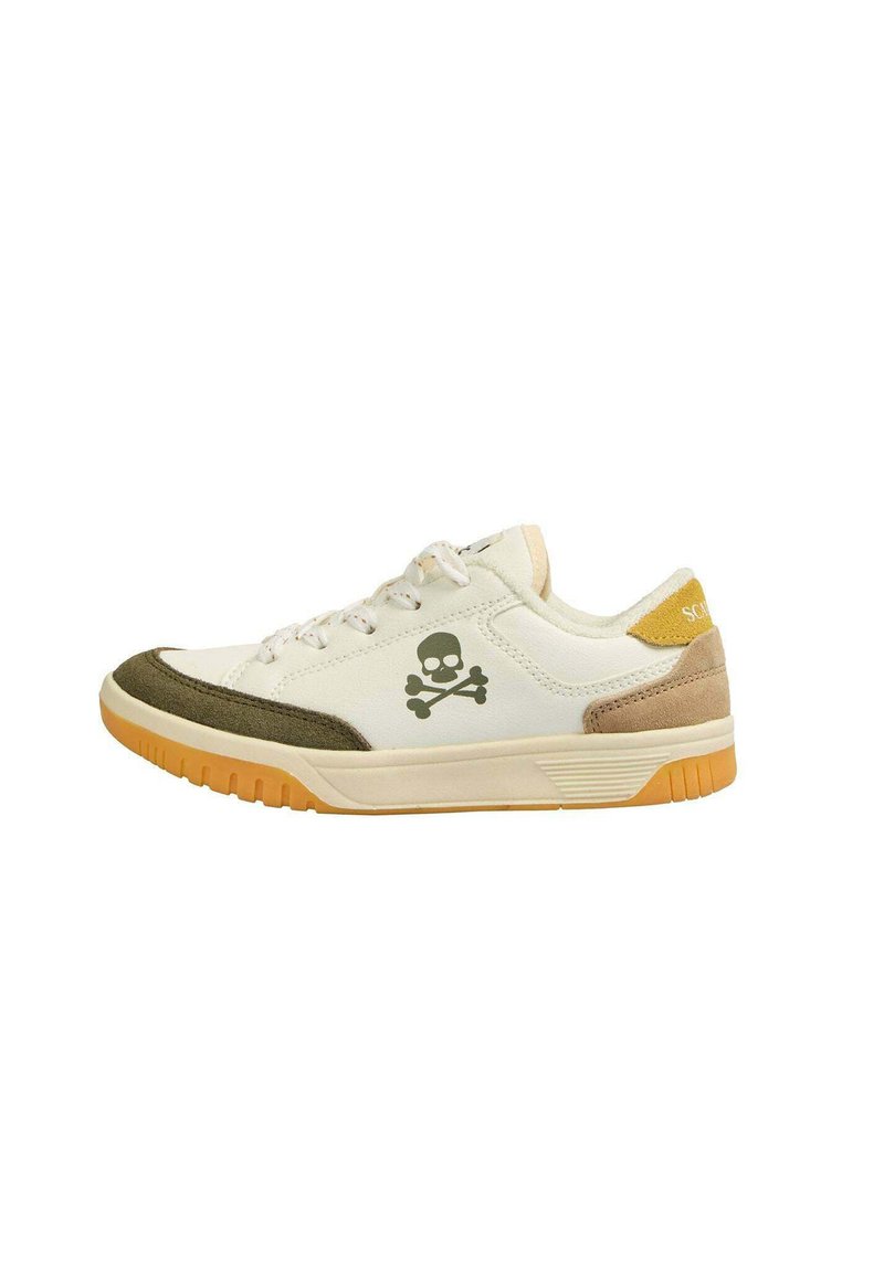 Weißer Sneaker mit grünen und beigefarbenen Wildlederakzenten. Verfügt über ein Skull-and-Crossbones-Logo an der Seite. Gummisohle, runde Zehenpartie und Schnürdesign.