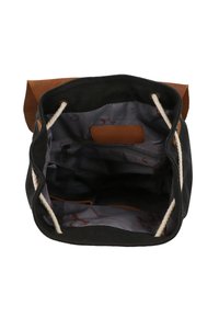 Borsa a secchiello nera in canvas con patta in camoscio marrone. L'interno presenta una fodera grigia con motivi chiari, una tasca con cerniera e chiusura con coulisse.