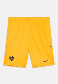Gula sportshorts i lättviktsmaterial, med svart logotyp och detaljer, samt elastisk midja för komfort och flexibilitet.