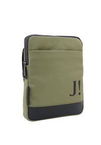 Custodia per laptop verde oliva con esterno texturizzato, fondo nero, chiusura a zip e una grande scritta "J!" stampata sul davanti.