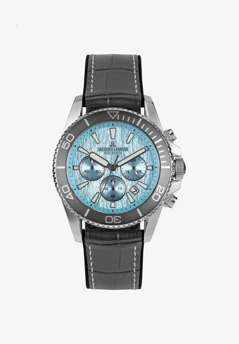 Reloj cronógrafo para hombres con caja de acero inoxidable plateado, esfera texturizada azul y correa de cuero negro con costuras grises. Resistente al agua hasta 20 ATM.