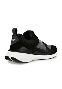 Czarno-szare sneakersy z siateczkowych i zamszowych materiałów, z solidną białą podeszwą oraz pętelką na pięcie, ułatwiającą zakładanie.