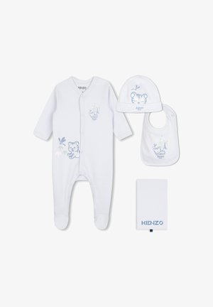 Ensemble de vêtements pour bébé blanc avec imprimés de tigre et de la tour Eiffel, comprenant un grenouillère avec pieds, un bonnet, un bavoir et une boîte d'emballage de marque.