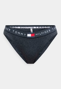 Zwarte katoenen slips met een contrasterende gegolfde elastische tailleband met de merknaam "TOMMY HILFIGER" en een logopatch in rood, wit en blauw.