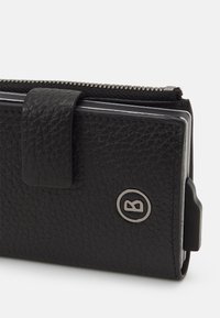 Portefeuille en cuir noir avec une finition texturée, une fermeture éclair et un accent de marque en argent. Comprend un rabat à bouton-pression pour une fermeture sécurisée.