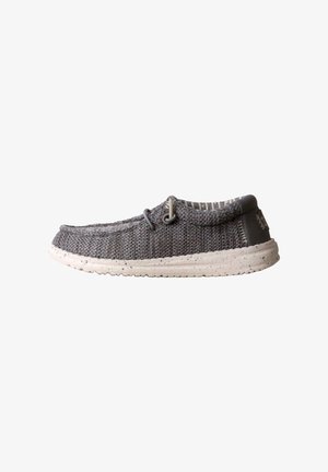 Scarpa casual slip-on grigia in maglia con suola bianca maculata e dettaglio con lacci, vista di profilo su sfondo bianco.