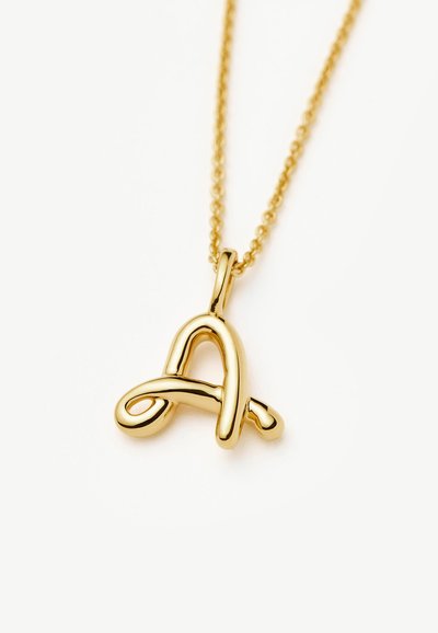 Χρυσό κολιέ με αλυσίδα και λαμπερό, αφηρημένο μενταγιόν σε σχήμα στυλιζαρισμένου πεζού γράμματος "a" σε λευκό φόντο.