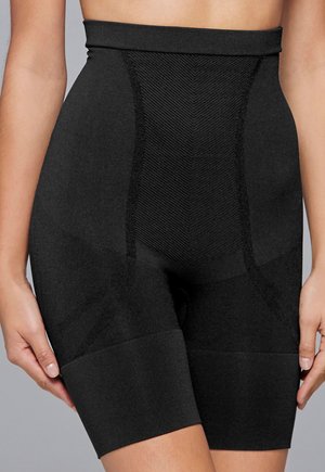 Pantaloni scurți de compresie negri cu talie înaltă și panouri texturate, purtați de o persoană, arătând zona mediană și partea superioară a coapselor.