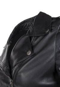 Giubbotto da moto in pelle nera con design accorciato, rever prominenti, bottoni a pressione argentati e chiusura con zip, che mostra una texture liscia.
